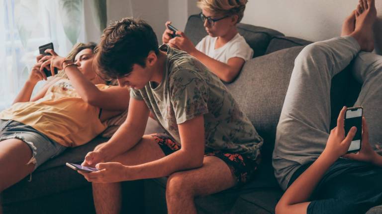 Los adolescentes disponen de móviles demasiado pronto, según el médico, catedrático de la Universidad de Navarra. Foto: Getty Images