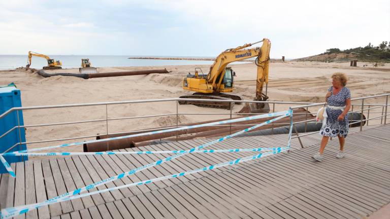 Los trabajos de dragado en la playa de La Pineda se prolongarán durante tres semanas. Foto: Alba Mariné