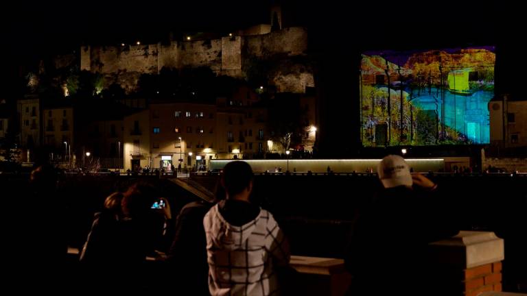 Molta gent ahir també va veure el videomapping des de la banda de Ferreries, amb el Castell de la Suda a un costat. Foto: J. Revillas