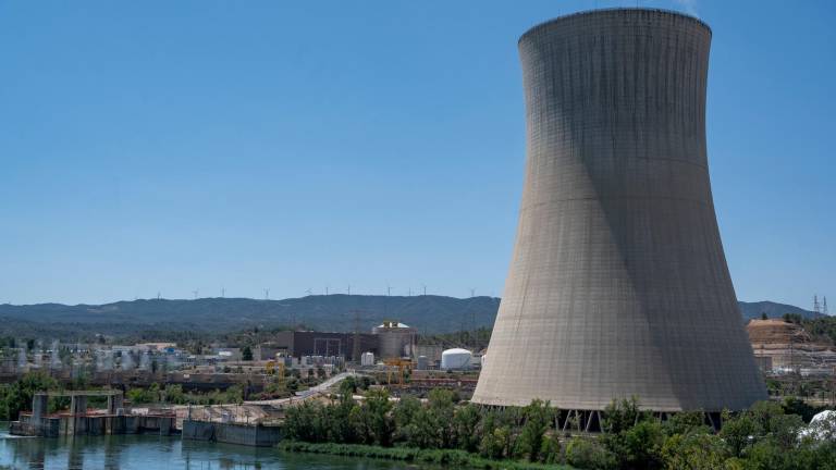 En primer plano, la central nuclear de Ascó. Al fondo, algunos molinos eólicos. Foto: Joan Revillas
