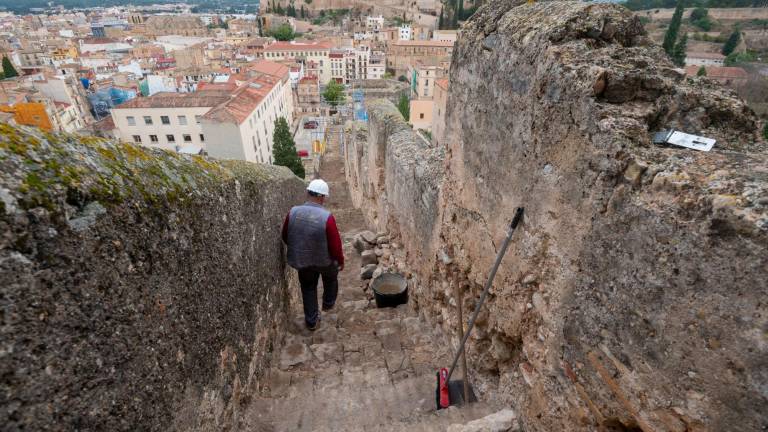 La restauració de la muralla del Rastre permetrà un nou passeig unint tres barris