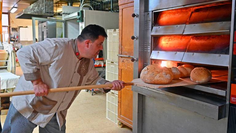 El panadero Ramon de la Fuente, en el Forn Huguet de Reus, mientras trabaja. Foto: Alfredo González