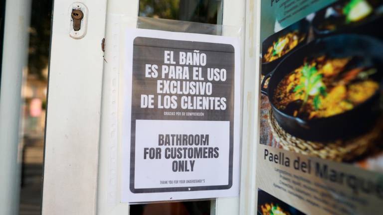 Algunos establecimientos del centro de la ciudad solo permiten el uso del baño a sus clientes. foto: alba mariné