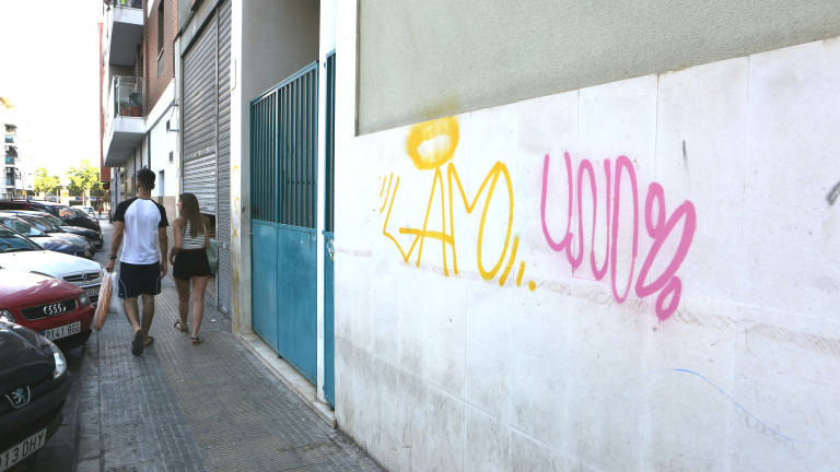 Muchas de las paredes de la zona est&aacute;n repletas de pintadas, un asunto del que se quejan a menudo. Foto: a. M.