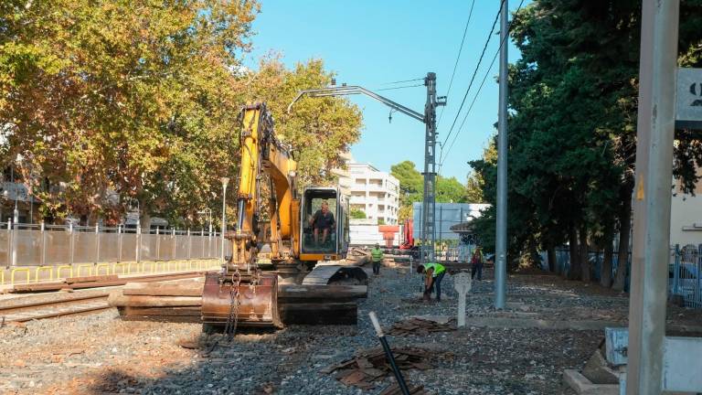 Desmantelamiento de parte del trazado de la vía en Salou este pasado mes de octubre. foto: fabián acidres/dt