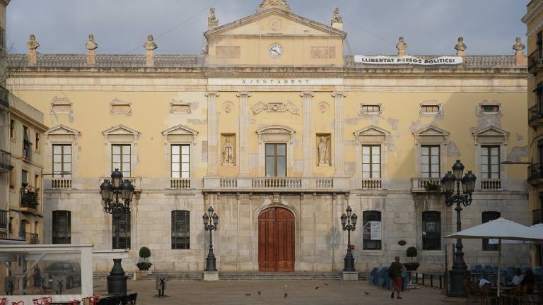 Imagen de la fachada principal del Palacio Municipal, en la Plaça de la Font, en la que se puede observar el mal estado de conservación en el que se encuentra. FOTO: FABIÁN ACIDRES