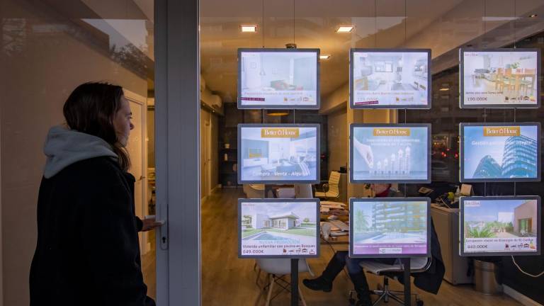 Imagen de archivo de una agencia inmobiliaria en Tarragona. Foto: Àngel Ullate