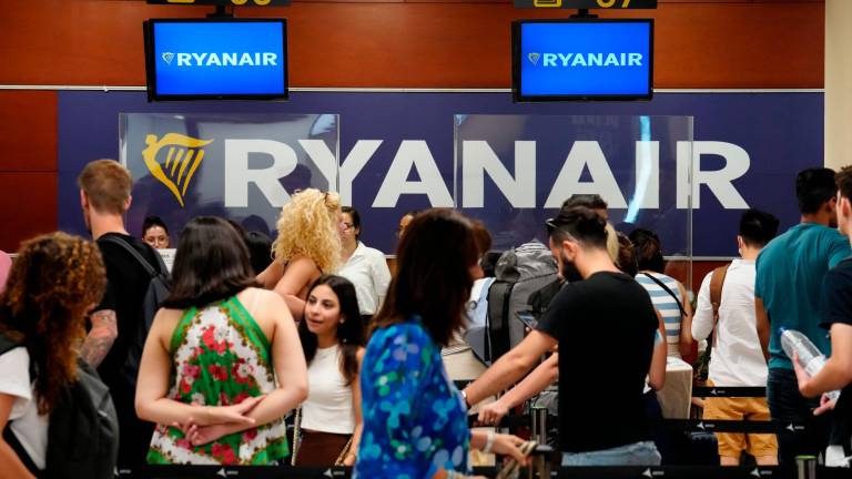 Las huelgas en compañías como Ryanair o Easyjet están marcando los viajes en avión de esta temporada turística. FOTO: EFE