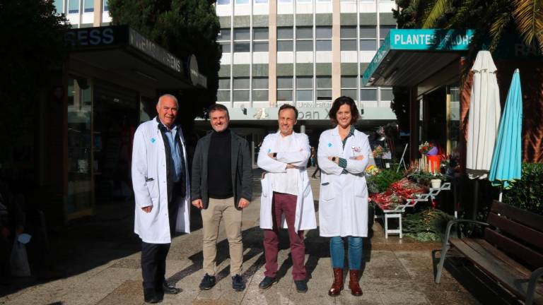 Rafael Gracia, Francesc X. Avilés, Joan Josep Vendrell e Ione Montalvo delante del Hospital Universitari Joan XXIII de Tarragona. Foto: Mar Rovira