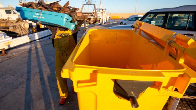 Los pescadores deben depositar los residuos en contenedores. FOTO: Joan RevilLAs