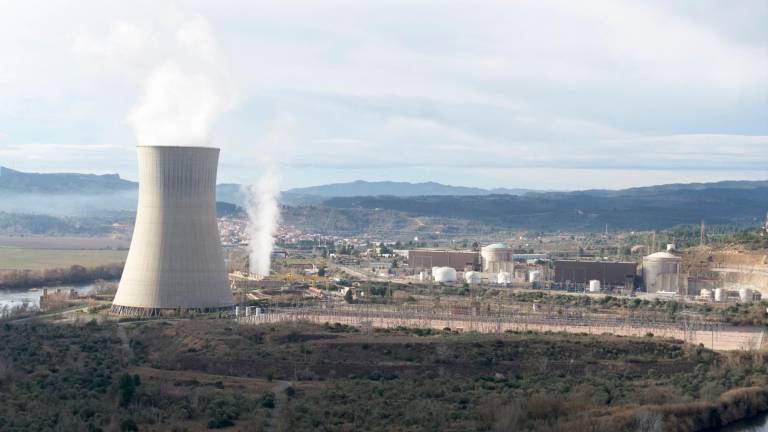 La central nuclear d’Ascó amb la seua emblemàtica torre de refrigeració. Foto: Joan Revillas