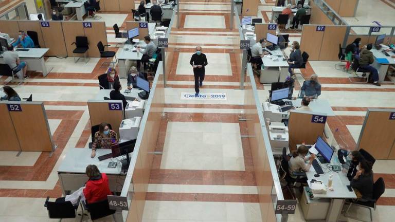 Varias personas son atendidas presencialmente para elaborar el borrador de la renta. Foto: EFE/Emilio Naranjo