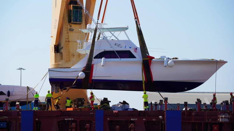 Vídeo: Así cargan yates dentro de otros barcos en el Port de Tarragona para llevarlos a EEUU