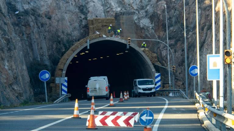 Obres de seguretat a la boca del túnel de Xalamera, a Benifallet. Foto: Joan Revillas