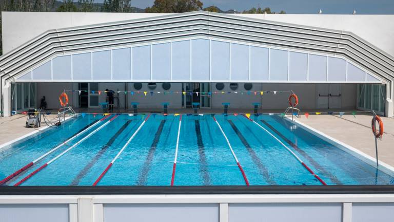 La renovada piscina va obrir portes el passat 1 de juny i era un dels principals projectes de l’anterior equip de govern. Foto: Joan Revillas