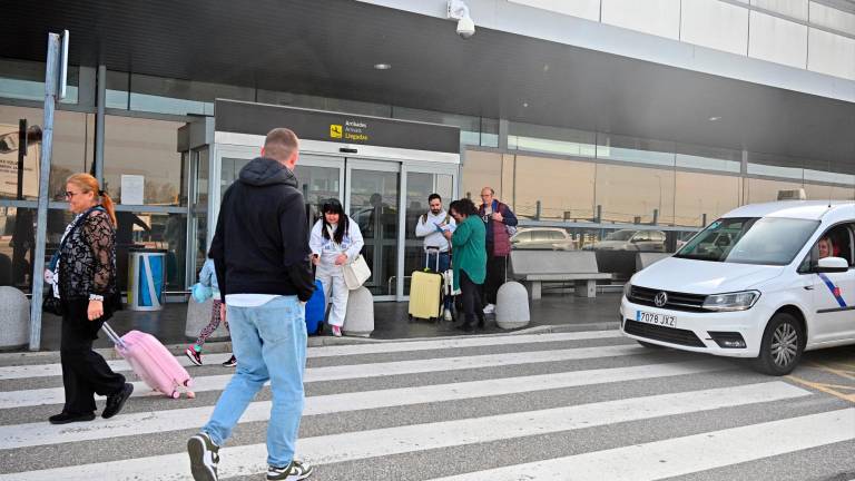 Pasadas las 09 h, llegaban los primeros pasajeros de 2024 del Aeropuerto de Reus. foto: Alfredo González