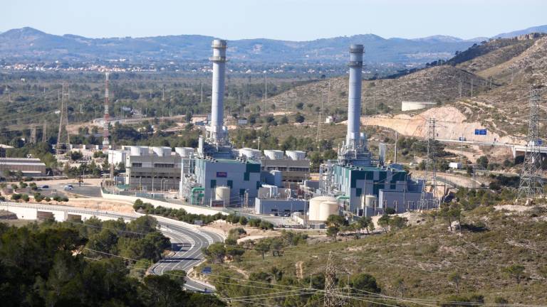 La central térmica de Plana del Vent (izquierda), ubicada frente a las nucleares de Vandellòs. Foto: Pere Ferré