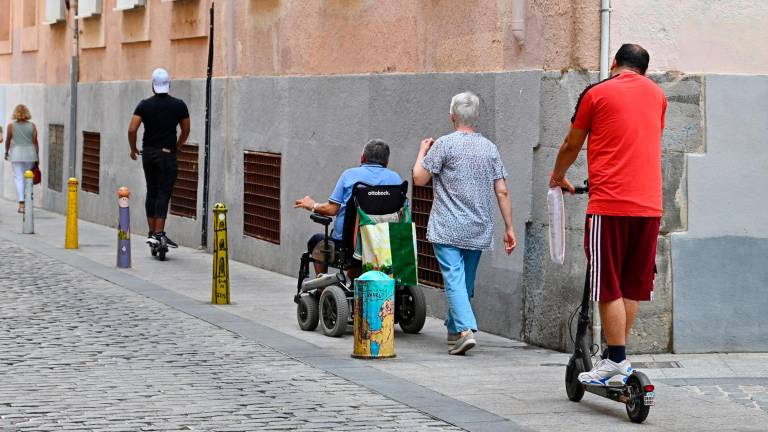 Dos patinetes eléctricos circulando por la acera de la calle Sant Llorenç, esta misma semana. foto: Alfredo González