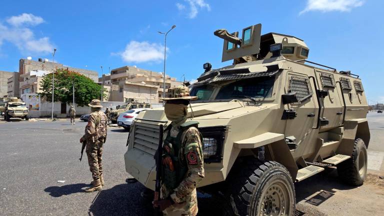 Las fuerzas de seguridad libias vigilan un puesto de control tras los enfrentamientos nocturnos en Trípoli, Libia, el pasado 13 de mayo. FOTO: EFE