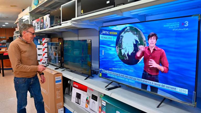 Sergi Labrador, propietario de Electrodomèstics Sergi de Cambrils, sintoniza un televisor a la nueva señal de alta definición. Foto: A. González