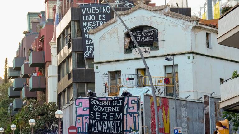 Otro incidente se produjo cuando parte de estos manifestantes a favor de los edificios okupados intentó saltar la línea policial. Foto: Efe