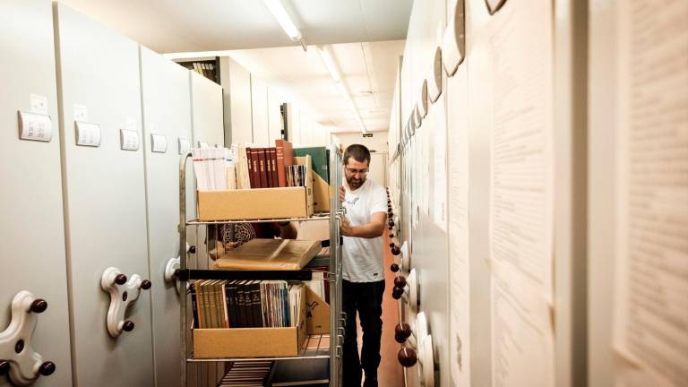 El personal del CRAI de la URV conjuntamente con profesorado del Departamento de Historia e Historia del Arte han hecho un proceso de selección. Foto: ACN