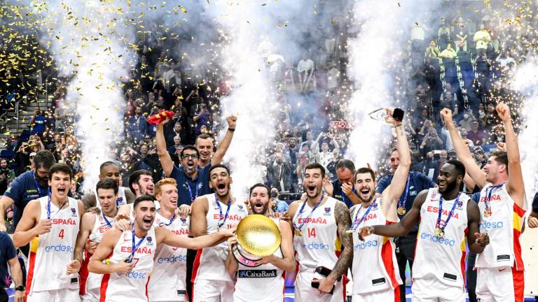 Momento en el que la selección española celebra la conquista del Eurobasket en el podio. foto: efe