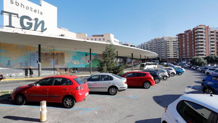 Las plazas de aparcamiento de zona azul de la calle Dr. Battestini se convertirán en andenes y marquesinas. Foto: Pere Ferré