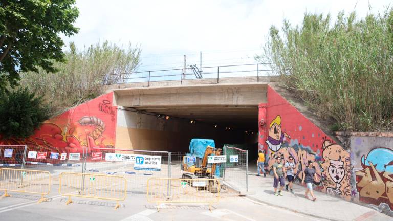 El acceso bajo las vías en el barrio Gaudí lleva unas semanas en obras. FOTO: a. mariné