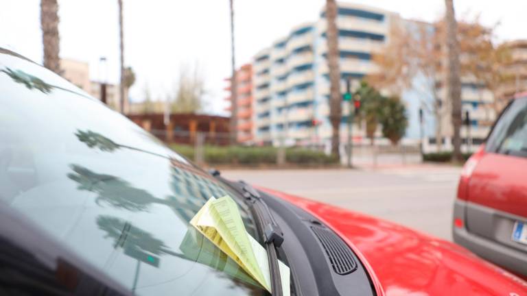 Una multa en el parabrisas de un coche en Salou. Foto: A. Mariné