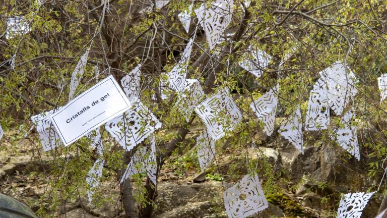 $!Ignasi Carsi y Rafa Casanova se han inspirado en la papiroflexia para crear ‘Cristalls de gel’ en el Cementiri Vell. FOTO: JOAN REVILLAS