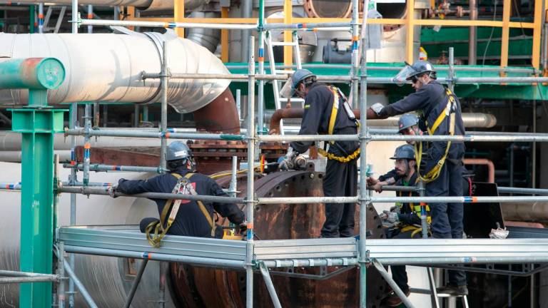 Operarios trabajando durante una parada de Repsol. Foto: Carles Fargas