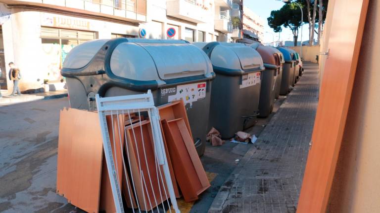 Andròmines al costat d’un contenidor a Torredembarra. Foto: ACN