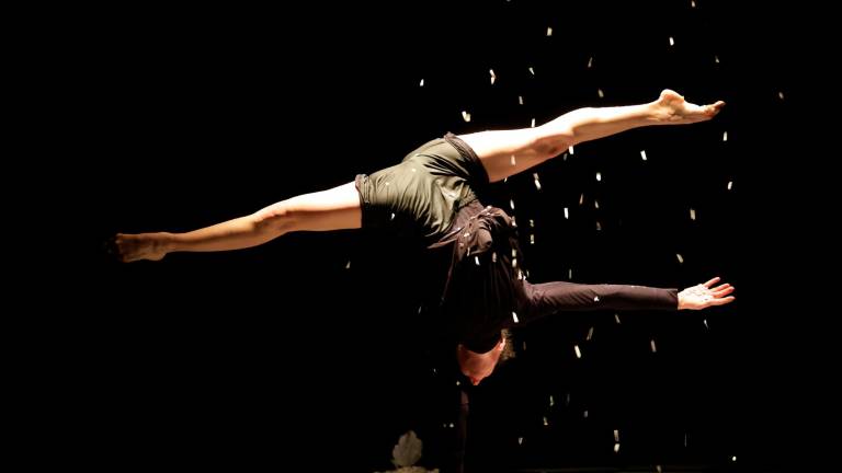 Sobre l’escenari, una sola artista, que amb paper i un bon joc de llums ha omplert l’espai. Foto: Alba Mariné