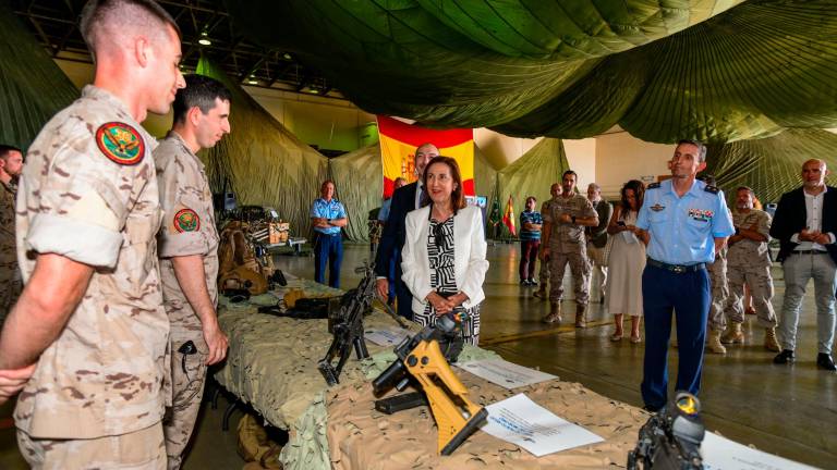 La ministra de Defensa, Margarita Robles, durante una visita a la base aérea de Zaragoza, el pasado 21 de agosto. FOTO: EFE