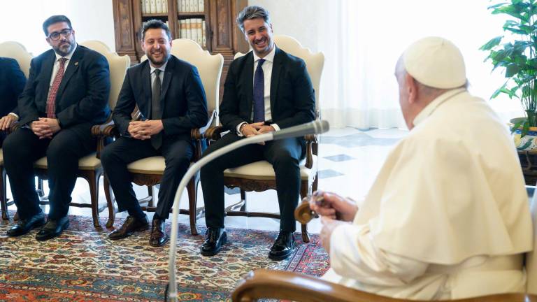 El alcalde Rubén Viñuales, en el centro, ayer durante la audiencia con el Papa. Foto: Cedida