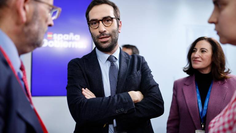 El ministrode Economía, Carlos Cuerpo (c), ayer tras la reunión del Consejo de Ministros,en el Palacio de La Moncloa.FOTO:efe