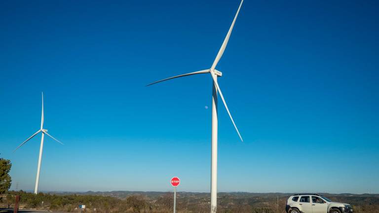 Dos dels aerogeneradors del parc eòlic de Punta Redona, situat als termes de Vilalba, Batea i la Pobla de Massaluca. foto: Joan Revillas