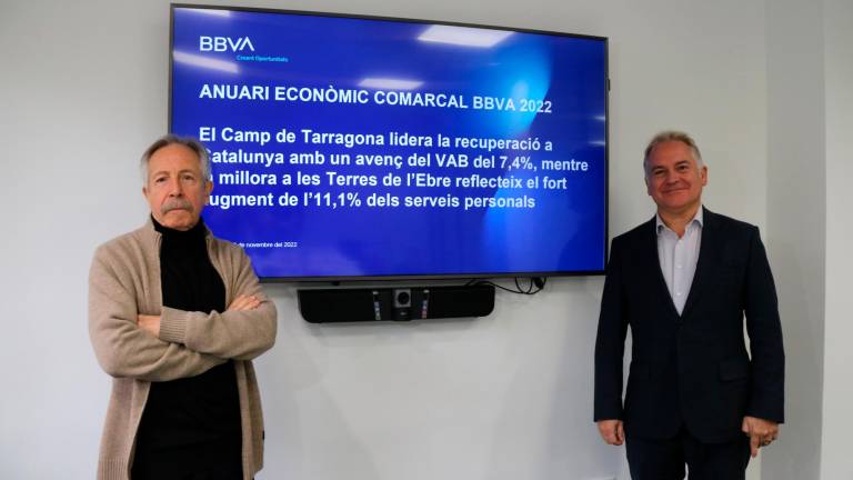 Josep Oliver, catedrático emérito de Economía Aplicada de la UAB junto a Julio Olmeda, director del Centro de Banca de Clientes de BBVA en Tarragona. FOTO: ACN