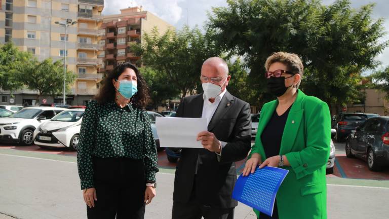 El alcalde Carles Pellicer, la consellera delegada de Redessa Teresa Pallarès y la regidora d'Urbanisme, Marina Berasategui. ACN