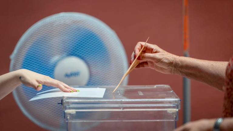Una votante ejerce su derecho al voto en las elecciones generales. FOTO: EFE
