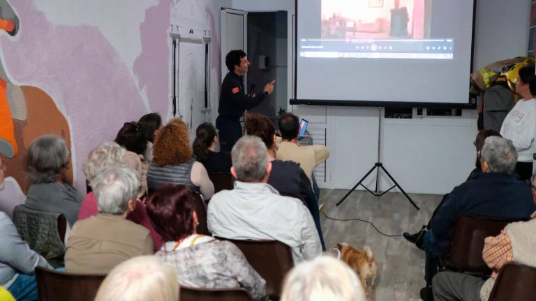 La Associació de Veïns El Santuari de Reus organiza sesiones sobre emergencias. Foto: Fabián Acidres