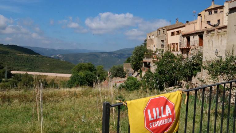 Un cartell denunciant que Lilla s’esquerda, en un punt panoràmic d’aquest poble de la Conca de Barberà afectat per esquerdes, amb les obres de l’autovia A-27 al fons. Foto: ACN