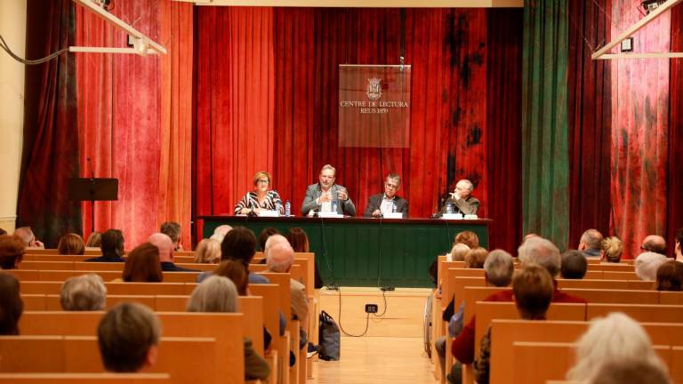 Empar Pont, Ernest Benach, Ramon Gomis i Josep Amat, ahir al Centre de Lectura de Reus. Foto: Alba Mariné