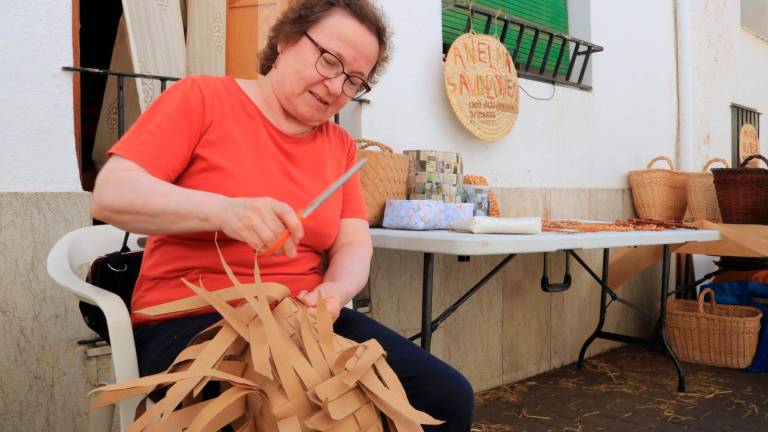 La cistellera finesa Anelma Savolainen elabora una bossa feta amb fibres de paper durant la 20a Fira de Fibres Vegetals a Mas de Barberans. Foto. ACN