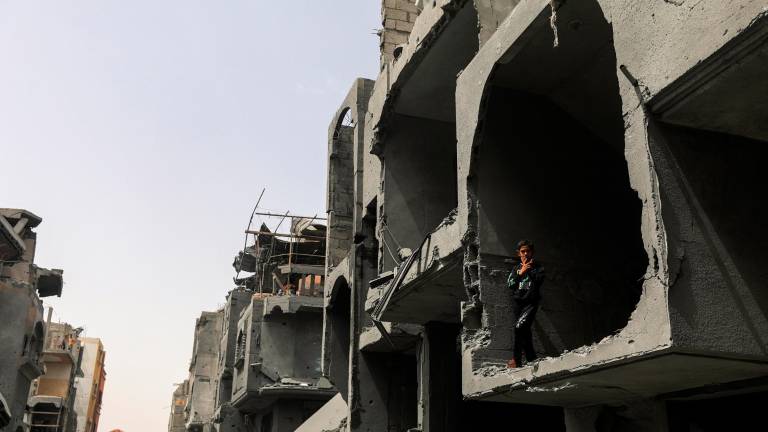 Imagen de un niño palestino asomado a lo que queda de su casa tras los ataques de Israel. Foto: EFE