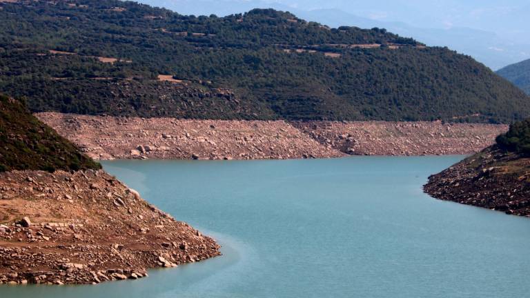 L’embassament de Rialb presenta un baix nivell de reserva d’aigua per la sequera. Foto: ACN