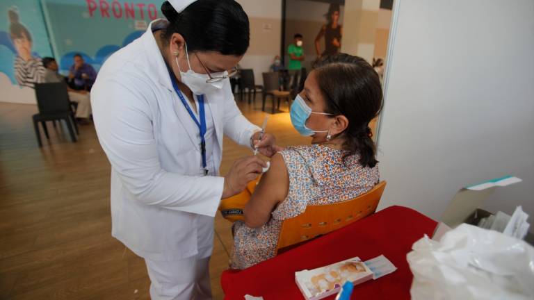 Una mujer vacunándose contra la covid. Foto: EFE