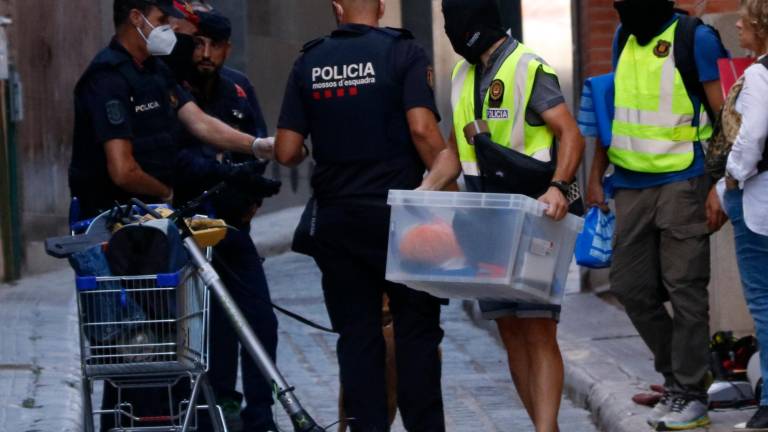 Agents dels Mossos emportant-se material comissat en un operatiu antidroga a Valls. Foto: ACN