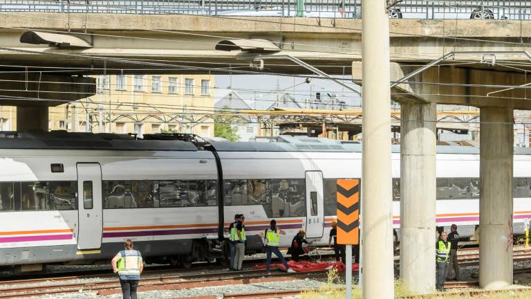 Agentes del Cuerpo Nacional de Policía y de seguridad de Renfe junto al cuerpo de una persona que ha sido hallada este lunes entre dos vagones de un tren en la estación de Santa Justa de Sevilla, donde el pasado jueves desapareció el joven cordobés de 18 años Álvaro Prieto. Foto: EFE